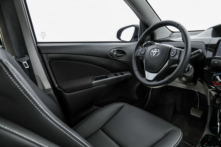 Интерьер Toyota Etios Hatchback 2016 года  (LA) (фото 2 из 16)